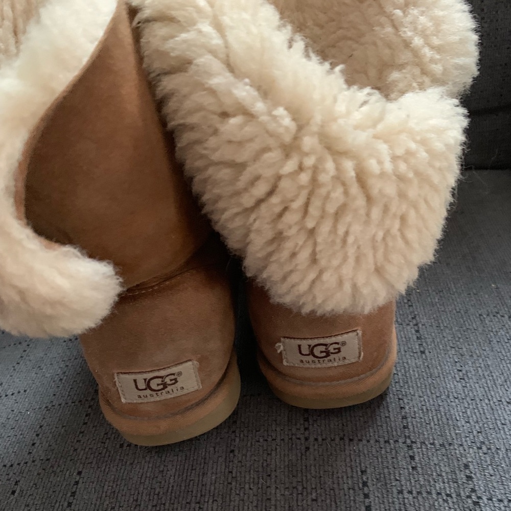 Bailey Button UGGS !! - Picture 5 of 6